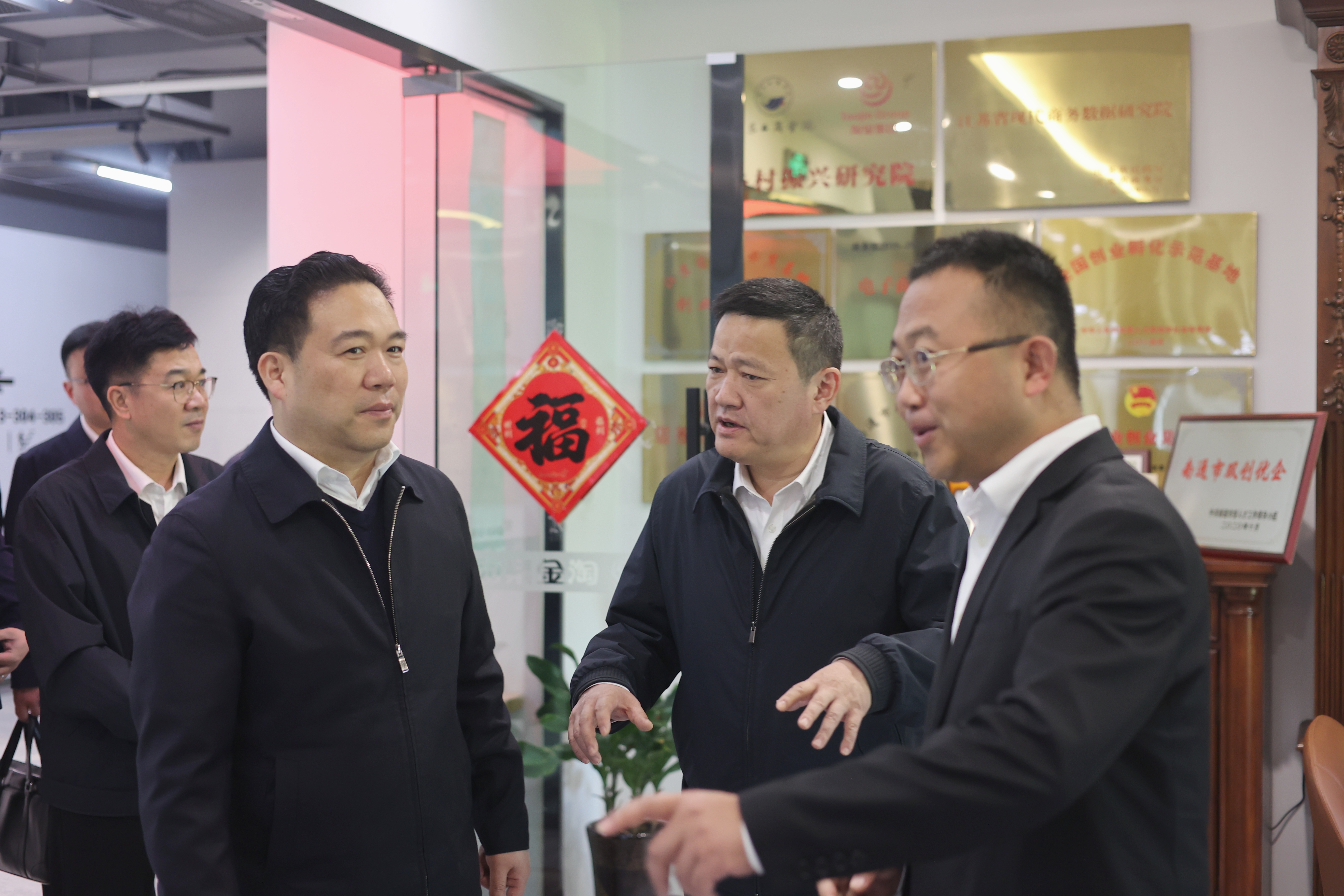 南通市崇川区区委书记胡拥军带队到江苏省现代商务数据研究院调研指导工作